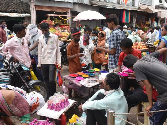 Crowds in the market on the eve of the honeymoon | पोळ्याच्या पूर्वसंध्येला बाजारपेठेत गर्दी Crowds in the market on the eve of the honeymoon | पोळ्याच्या पूर्वसंध्येला बाजारपेठेत गर्दी