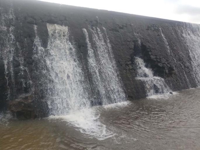 Near Londhare village, the atmosphere was scared by the small plot | लोंढरे गावाजवळील लघुप्रकल्पाला गळती लागल्याने भीतीचे वातावरण Near Londhare village, the atmosphere was scared by the small plot | लोंढरे गावाजवळील लघुप्रकल्पाला गळती लागल्याने भीतीचे वातावरण