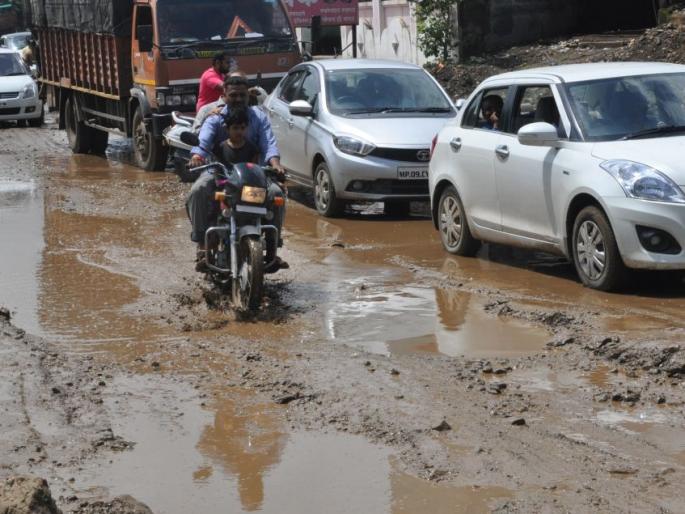 Jarris brought in by the contractor and PWD | ठेकेदार व पीडब्ल्यूडीने आणले जेरीस