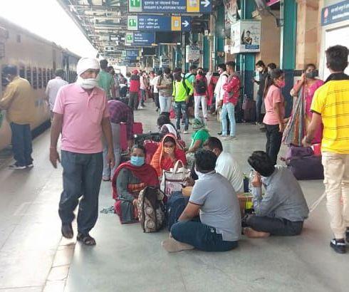 Threat of corona at railway station; Remarkably neglected by the railway administration | रेल्वेस्थानकावर कोरोनाचा धोका; रेल्वे प्रशासनाचे कमालीचे दुर्लक्ष