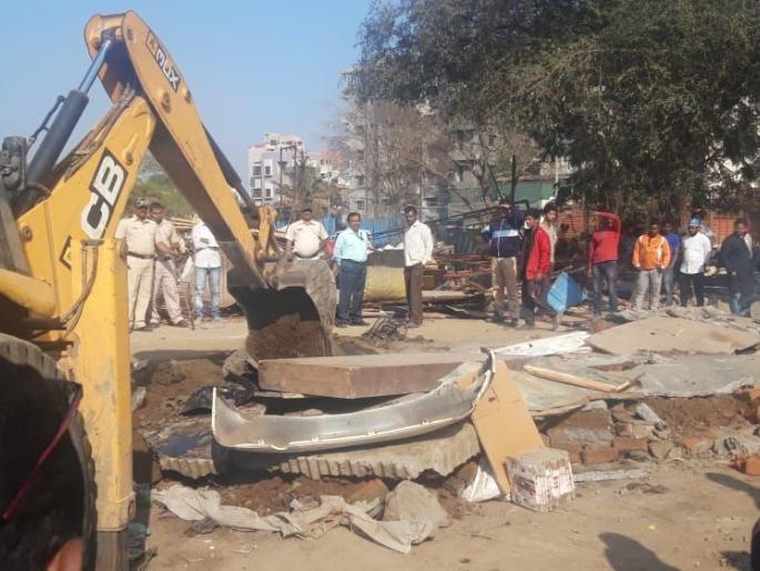 Shot 41 shops in Sainath Nagar | साईनाथनगरला ४१ दुकाने जमीनदोस्त Shot 41 shops in Sainath Nagar | साईनाथनगरला ४१ दुकाने जमीनदोस्त