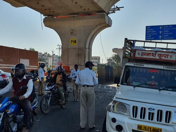 Traffic congestion due to flyover work | उड्डाणपूलाच्या कामामुळे वाहतुक कोंडी Traffic congestion due to flyover work | उड्डाणपूलाच्या कामामुळे वाहतुक कोंडी