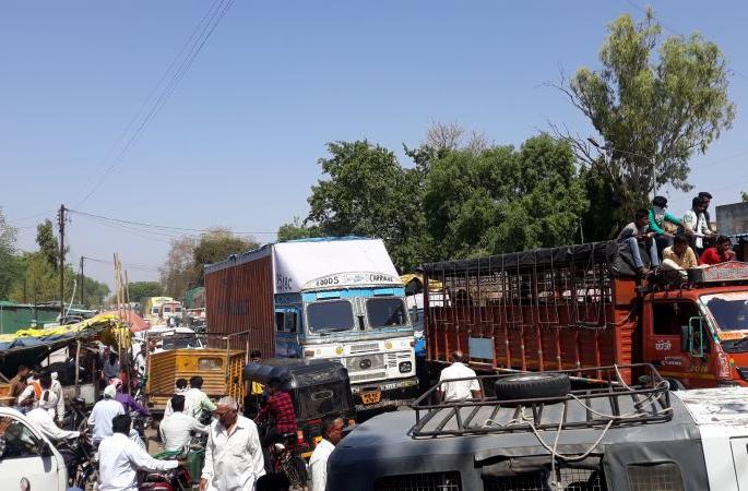Traffic collision on the Parola highway | पारोळा महामार्गावर वाहतुकीची कोंडी