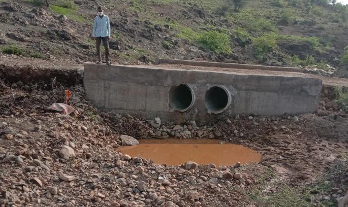 The filling of the bridge was carried away | पुलाचा भराव गेला वाहून The filling of the bridge was carried away | पुलाचा भराव गेला वाहून