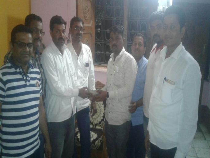 One lakh rupees more than the sale of gram has been done honestly by the farmer | हरभरा विक्रीपोटी जादा आलेले एक लाख रुपये शेतकऱ्याने प्रामाणिकपणे केले परत One lakh rupees more than the sale of gram has been done honestly by the farmer | हरभरा विक्रीपोटी जादा आलेले एक लाख रुपये शेतकऱ्याने प्रामाणिकपणे केले परत