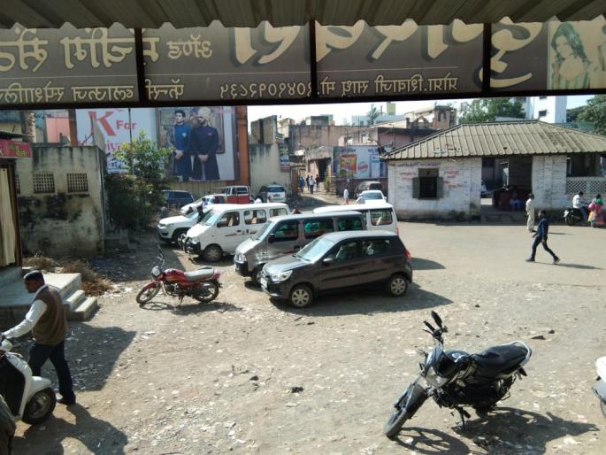 Parking lot becomes a bus station in Ozar village | ओझर गांवातील बसस्थानक बनले पार्किंग तळ Parking lot becomes a bus station in Ozar village | ओझर गांवातील बसस्थानक बनले पार्किंग तळ