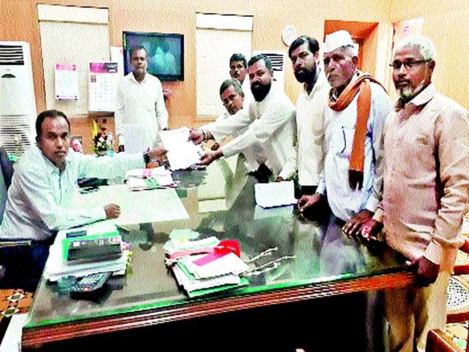 Give water to the village that will demand Sinnar taluka Congress: the request given to the Collector | मागणी करेल त्या गावाला टॅँकरने पाणी द्या सिन्नर तालुका कॉँग्रेस : जिल्हाधिकाऱ्यांना दिले निवेदन Give water to the village that will demand Sinnar taluka Congress: the request given to the Collector | मागणी करेल त्या गावाला टॅँकरने पाणी द्या सिन्नर तालुका कॉँग्रेस : जिल्हाधिकाऱ्यांना दिले निवेदन