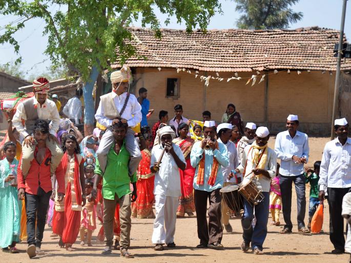 Dangerous wedding and bouts of bones | दाट लग्नतिथीमुळे वºहाडींची दमछाक Dangerous wedding and bouts of bones | दाट लग्नतिथीमुळे वºहाडींची दमछाक