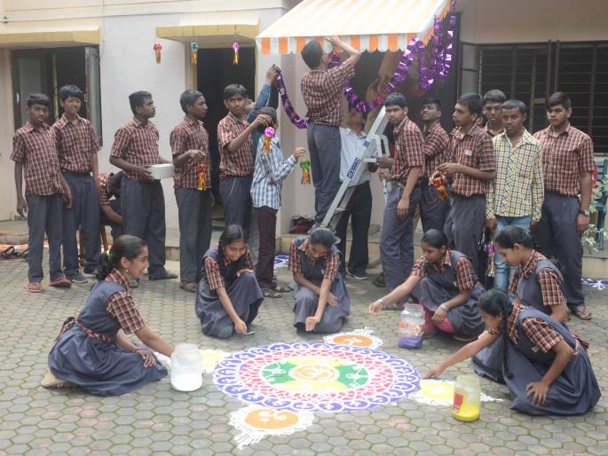 Prabodhini students celebrate Diwali at Kusumagraj residence | ‘प्रबोधिनी’च्या विद्यार्थ्यांनी साजरी केली कुसुमाग्रज निवासस्थानी दिवाळी Prabodhini students celebrate Diwali at Kusumagraj residence | ‘प्रबोधिनी’च्या विद्यार्थ्यांनी साजरी केली कुसुमाग्रज निवासस्थानी दिवाळी