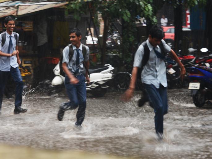Nashikar rain rained for half an hour | नाशिककरांना पावसाने दीड तास झोडपले Nashikar rain rained for half an hour | नाशिककरांना पावसाने दीड तास झोडपले