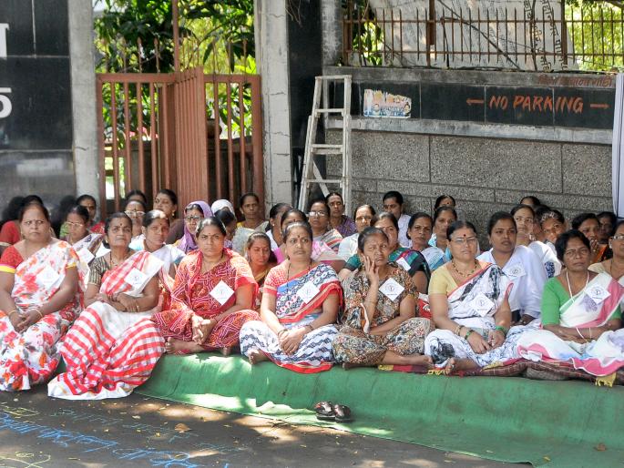 Inadequate damages of Aanganwadi sevikas | अंगणवाडी सेविकांचे बेमुदत धरणे