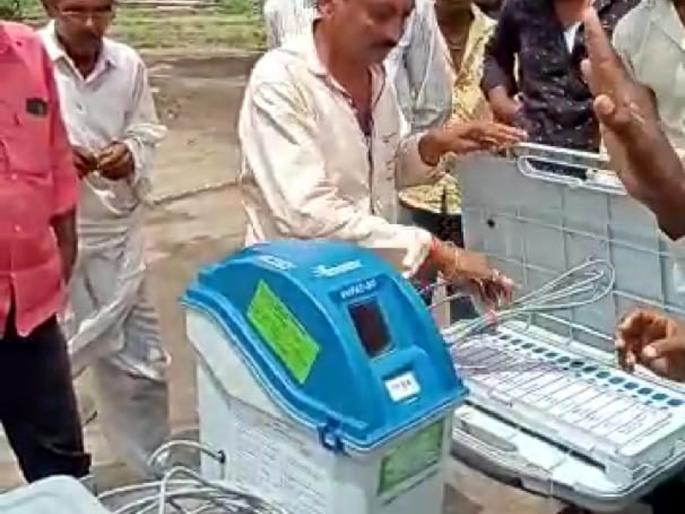 The tribe was beaten out of the village | जनजागृती पथकाला गावातून पिटाळून लावले The tribe was beaten out of the village | जनजागृती पथकाला गावातून पिटाळून लावले