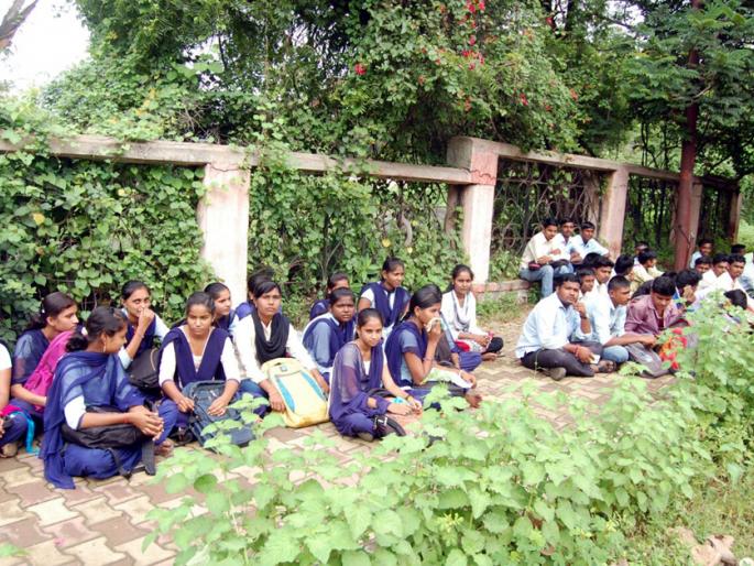 The movement of students of seven villages for the bus | बससाठी सात गावांतील विद्यार्थ्यांचे आंदोलन The movement of students of seven villages for the bus | बससाठी सात गावांतील विद्यार्थ्यांचे आंदोलन