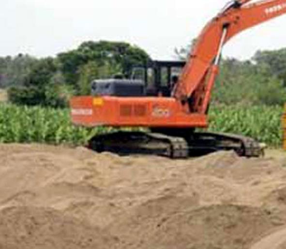Parbhani: A sand cart in Godavari river bed | परभणी : गोदावरी नदी पात्रात वाळूचा चोरबाजार