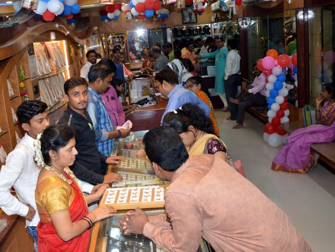 Parbhani: On the eve of Padwa, the crowd gathered to buy gold | परभणी : पाडव्याच्या मुहूर्तावर सोने खरेदीला गर्दी