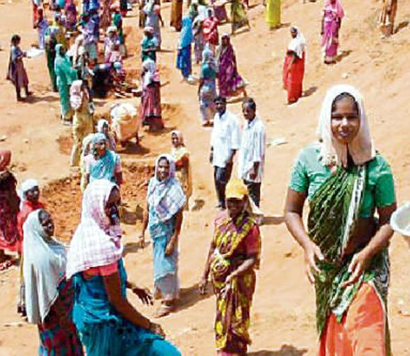 Parbhani: Employees and merchants paid in the labor list | परभणी : मजुरांच्या यादीत नोकरदार, व्यापाऱ्यांचा केला भरणा Parbhani: Employees and merchants paid in the labor list | परभणी : मजुरांच्या यादीत नोकरदार, व्यापाऱ्यांचा केला भरणा