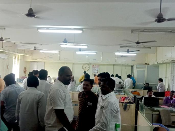 Parbhani: The offices are buzzing for bills | परभणी : बिले काढण्यासाठी कार्यालये गजबजली Parbhani: The offices are buzzing for bills | परभणी : बिले काढण्यासाठी कार्यालये गजबजली