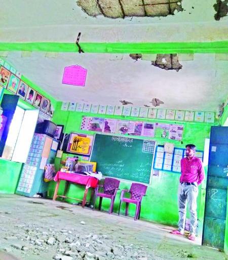 Zip Urdu school slab collapses | जि.प. उर्दू शाळेचा स्लॅब कोसळला Zip Urdu school slab collapses | जि.प. उर्दू शाळेचा स्लॅब कोसळला