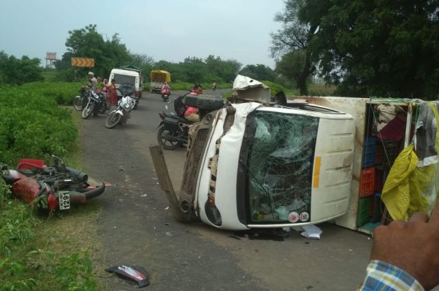 4 youths die in road accident in Bori river | बोरी नदी पात्रात बुडून २ तरुणांचा मृत्यू, एक बालक अपघातात ठार