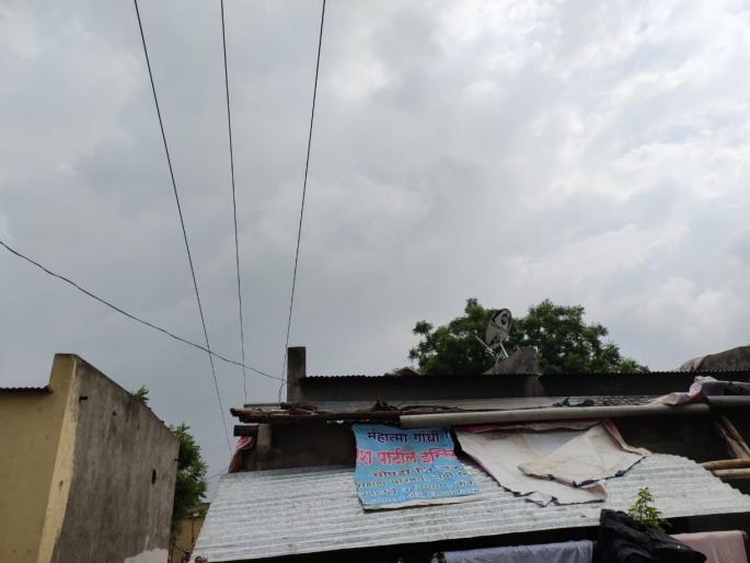 The youth was seriously injured due to lightning shock | वीजतारेचा शॉक लागून तरुण गंभीर जखमी The youth was seriously injured due to lightning shock | वीजतारेचा शॉक लागून तरुण गंभीर जखमी