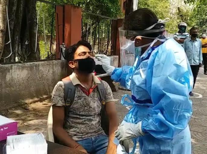 Rapid test of wanderers in Nifad city for no reason | निफाड शहरात विनाकारण फिरणाऱ्यांची रॅपिड टेस्ट