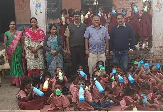 Reception at a school in Dhabe in Parola taluka | पारोळा तालुक्यातील धाबे येथील शाळेत सत्कार Reception at a school in Dhabe in Parola taluka | पारोळा तालुक्यातील धाबे येथील शाळेत सत्कार