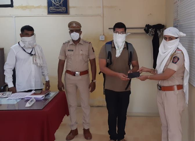 Mobile thieves arrested in various incidents, action taken by Railway Police | वेगवेगळ्या घटनेतील मोबाईल चोरटे ताब्यात, लोहमार्ग पोलिसांची कारवाई Mobile thieves arrested in various incidents, action taken by Railway Police | वेगवेगळ्या घटनेतील मोबाईल चोरटे ताब्यात, लोहमार्ग पोलिसांची कारवाई