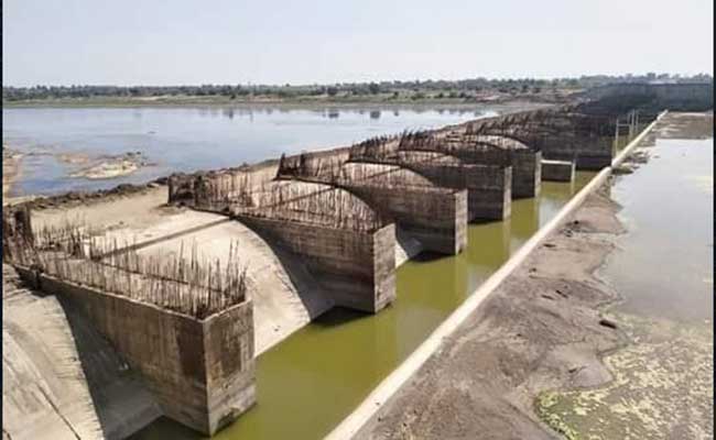 With Anil Patil in power, people hope to get funding to complete irrigation projects in Amalner taluka. | अनिल पाटील सत्ताधारी झाल्याने अमळनेर तालुक्यातील जलसिंचन प्रकल्प पूर्ण करण्यासाठी निधी मिळण्याची जनतेला आशा