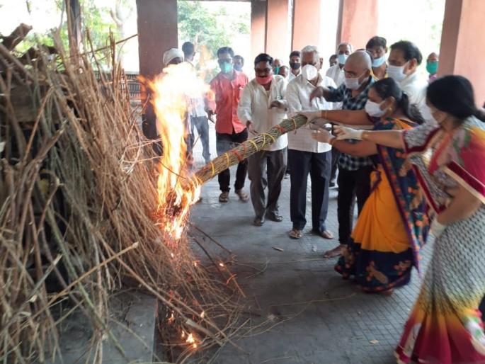 ‘Karmayogi’ father’s ‘Jnanjyot’ kept by Savitri’s Lekki from the fire | ‘कर्मयोगी’  पित्याची  ‘ज्ञानज्योत’ सावित्रीच्या लेकींनी भडाग्नीतून ठेवली तेवत