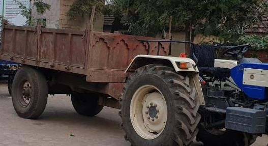 Four tractors of illegal sand transport seized | अवैध वाळू वाहतूक करणारे चार ट्रॅक्टर जप्त Four tractors of illegal sand transport seized | अवैध वाळू वाहतूक करणारे चार ट्रॅक्टर जप्त
