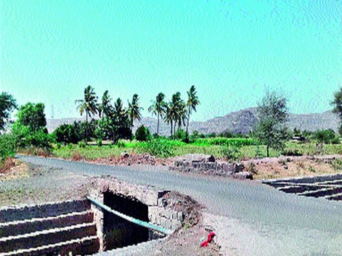 Brahmangaon: Due to the accident in Mahalpatane Road Chaufuli, there is no difficulty | ब्राह्मणगाव : महालपाटणे रोड चौफुलीच्या मोरीवर कठडा नसल्याने अपघात सटाणा-मालेगाव रस्त्यावर वाहनचालकांना धोका Brahmangaon: Due to the accident in Mahalpatane Road Chaufuli, there is no difficulty | ब्राह्मणगाव : महालपाटणे रोड चौफुलीच्या मोरीवर कठडा नसल्याने अपघात सटाणा-मालेगाव रस्त्यावर वाहनचालकांना धोका