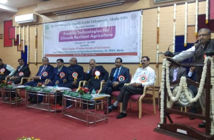 churning on climate change in Akola | अकोल्यात वातावरण बदलावर मंथन! churning on climate change in Akola | अकोल्यात वातावरण बदलावर मंथन!