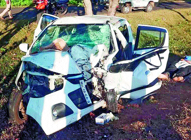 The young killed in a car on the motorbike | मोटार झाडावर आदळून विट्याचा तरुण ठार The young killed in a car on the motorbike | मोटार झाडावर आदळून विट्याचा तरुण ठार