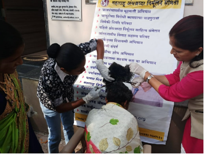 An aggrieved woman from Sangli | अंनिसकडून सांगलीत वृद्ध महिलेची जटामुक्ती An aggrieved woman from Sangli | अंनिसकडून सांगलीत वृद्ध महिलेची जटामुक्ती