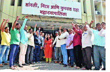 Stop the work of municipal workers; Resentment against objectionable content | महापालिका कर्मचाऱ्यांचे काम बंद आंदोलन; आक्षेपार्ह मजकुराबद्दल संताप Stop the work of municipal workers; Resentment against objectionable content | महापालिका कर्मचाऱ्यांचे काम बंद आंदोलन; आक्षेपार्ह मजकुराबद्दल संताप