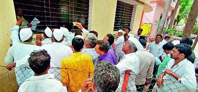The crowd for 'Satbara' | ‘सातबारा’साठी गर्दी The crowd for 'Satbara' | ‘सातबारा’साठी गर्दी