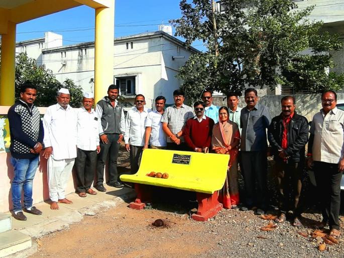 Allocation of baskets in city of Satana | सटाणा शहरात पालिकेकडून बाकड्यांचे वाटप Allocation of baskets in city of Satana | सटाणा शहरात पालिकेकडून बाकड्यांचे वाटप