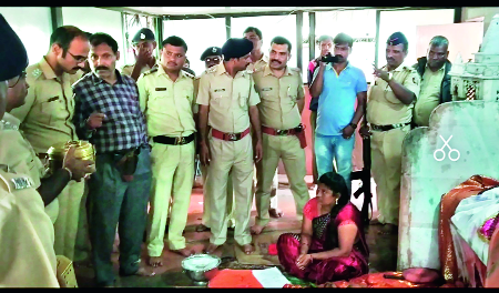 Five serpents rescued in Nagnathwadi | नागनाथवाडीत पुजाऱ्यांकडील पाच नागांची सुटका Five serpents rescued in Nagnathwadi | नागनाथवाडीत पुजाऱ्यांकडील पाच नागांची सुटका