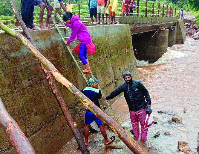 Disease survives on the banks of the river! | महापुरात रुग्ण नदीकाठीच गतप्राण! Disease survives on the banks of the river! | महापुरात रुग्ण नदीकाठीच गतप्राण!