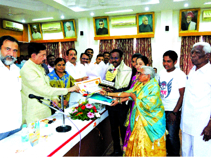 It is not easy to take money from the state treasury: Ramaraje | राज्याच्या तिजोरीतून पैसे आणणे सोपे नाही: रामराजे It is not easy to take money from the state treasury: Ramaraje | राज्याच्या तिजोरीतून पैसे आणणे सोपे नाही: रामराजे