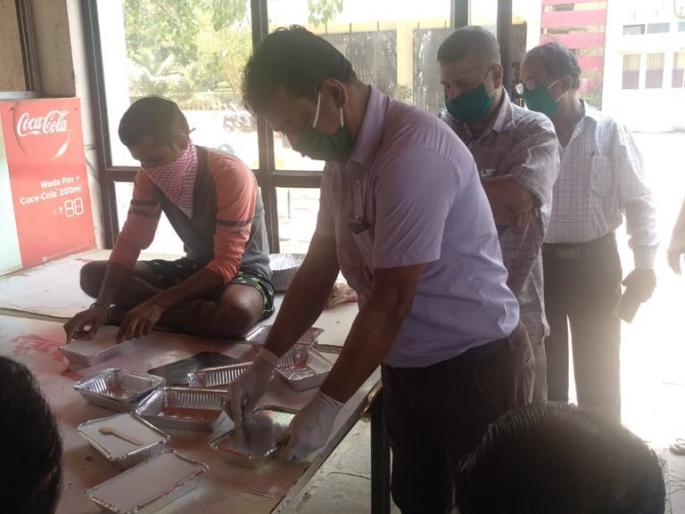 Food for the needy at the Mumbai University restaurant | मुंबई विद्यापीठाच्या उपहारगृहात शिजतेय गरजूंसाठी अन्न Food for the needy at the Mumbai University restaurant | मुंबई विद्यापीठाच्या उपहारगृहात शिजतेय गरजूंसाठी अन्न