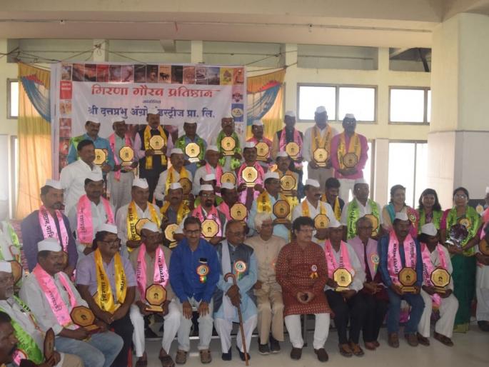 Distribution of the word Para poetry award | शब्द पेरा काव्य पुरस्कारांचे वितरण