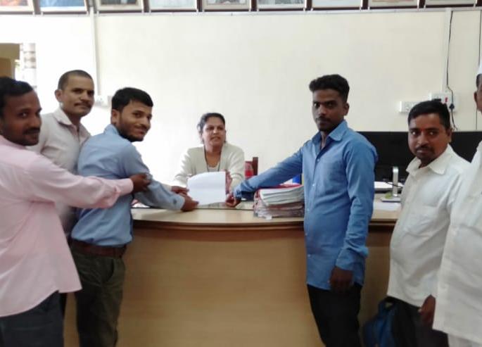 After the defeat, he 'made' the banquet closes | पराभवानंतर ‘त्याने’ केले धान्यवाटप बंद After the defeat, he 'made' the banquet closes | पराभवानंतर ‘त्याने’ केले धान्यवाटप बंद