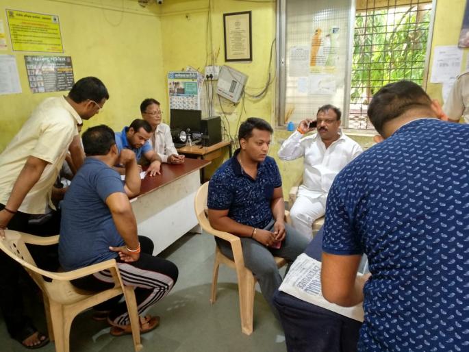 Asylum to fifteen Shiv Sainik police in Kedgonda blast case | केडगाव तोडफोडप्रकरणी पंधरा शिवसैनिक पोलिसांना शरण Asylum to fifteen Shiv Sainik police in Kedgonda blast case | केडगाव तोडफोडप्रकरणी पंधरा शिवसैनिक पोलिसांना शरण