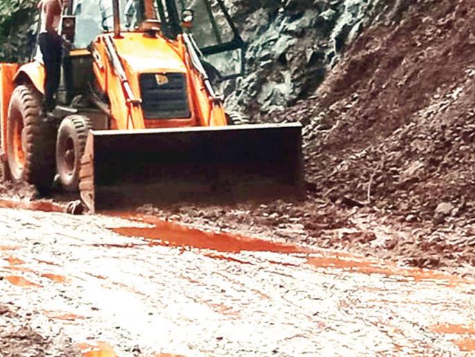 The incident happened in Arunachal Pradesh on the alternate road of death | मौदे पर्यायी रस्त्यावर दरड कोसळली, अरुणा प्रकल्पानजीकची घटना The incident happened in Arunachal Pradesh on the alternate road of death | मौदे पर्यायी रस्त्यावर दरड कोसळली, अरुणा प्रकल्पानजीकची घटना