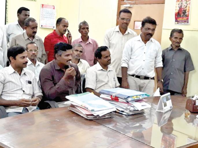 Sindhudurg: Solar Computer Works, Malgaon Village Invaders, Forest Areas | सिंधुदुर्ग : सौरकुंपणाचे काम रखडले, मळगाव ग्रामस्थ आक्रमक, वनक्षेत्रपालांची घेतली भेट Sindhudurg: Solar Computer Works, Malgaon Village Invaders, Forest Areas | सिंधुदुर्ग : सौरकुंपणाचे काम रखडले, मळगाव ग्रामस्थ आक्रमक, वनक्षेत्रपालांची घेतली भेट