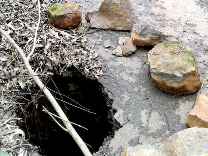 Sindhudurg: Bhimbabda-Jambhhedi road leads to Jambhavadita Morrea breakup, possibility of accidents | सिंधुदुर्ग : भुईबावडा-जांभवडे मार्गावर जांभवडेत मोरीला भगदाड, अपघाताची शक्यता Sindhudurg: Bhimbabda-Jambhhedi road leads to Jambhavadita Morrea breakup, possibility of accidents | सिंधुदुर्ग : भुईबावडा-जांभवडे मार्गावर जांभवडेत मोरीला भगदाड, अपघाताची शक्यता