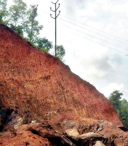 Sindhudurg: Threatened hill stations, neglect of power distribution | सिंधुदुर्ग : वेताळबांबर्डेतील डोंगर खचला, वीज वितरणचे दुर्लक्ष