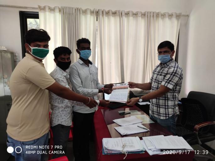 Statement to the Deputy Tehsildar of Prahar Students Union | प्रहार विद्यार्थी संघटनेचे नायब तहसीलदार यांना निवेदन Statement to the Deputy Tehsildar of Prahar Students Union | प्रहार विद्यार्थी संघटनेचे नायब तहसीलदार यांना निवेदन