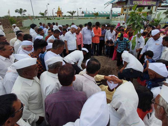 Resolve botanical conservation | पत्नीच्या स्मरणार्थ वटवृक्ष संवर्धनाचा संकल्प Resolve botanical conservation | पत्नीच्या स्मरणार्थ वटवृक्ष संवर्धनाचा संकल्प